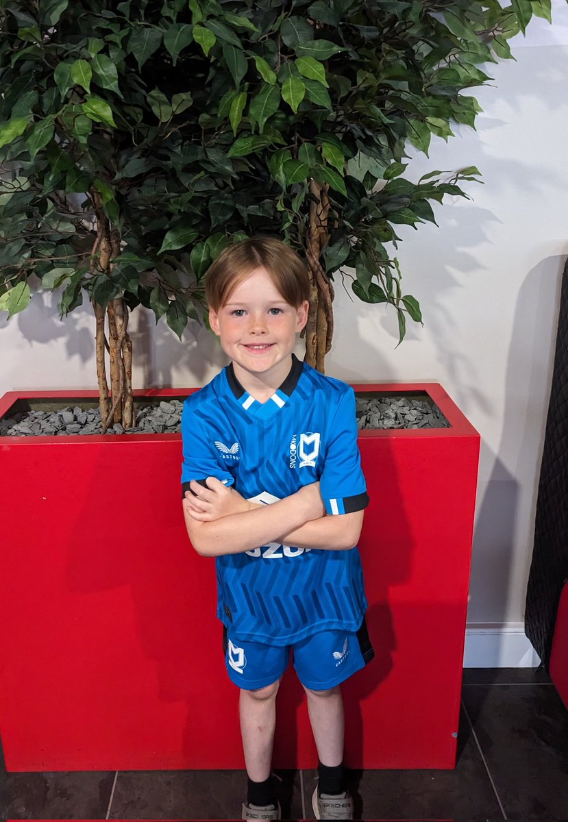 andyje83's tweet photo. @MKDonsFC One very happy kid 👍 https://t.co/4eZNdewF4i