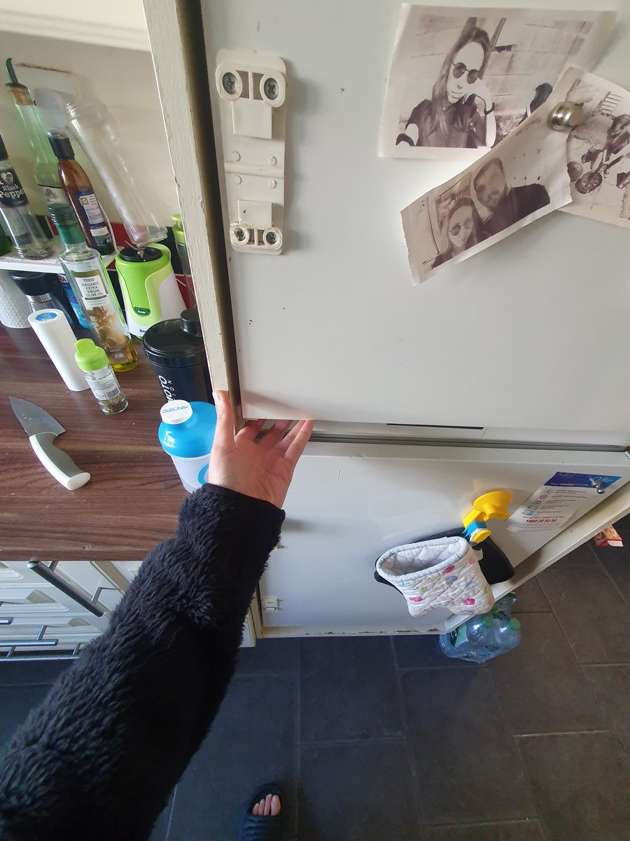 Oramai il web è tutto un POV, manca il mio per farvi vivere esperienze irrilevanti di seconda mano.

#FranciPOV: stai per aprire il frigo privo di maniglia