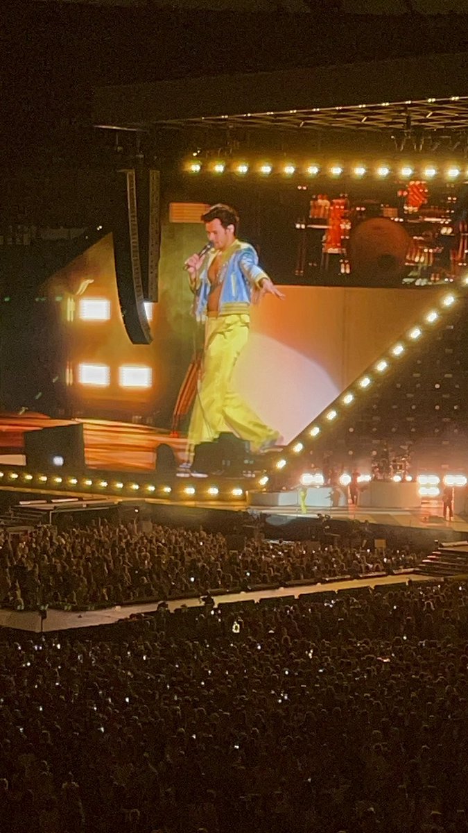jdbsmlle's tweet photo. Wróciłam do domu i jest mi smutno, już po wszystkim. I na co ja mam teraz czekać 🥺 #HarryStylesLoveOnTourWarsaw https://t.co/a075DA0EI3