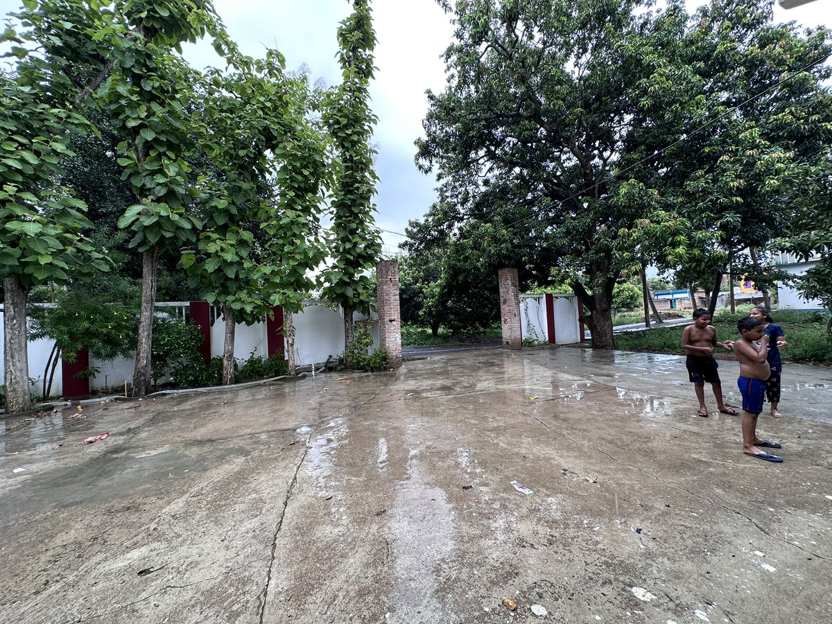 BittuMishra89's tweet image. Happy holidays..happy raining..
#rainlove #desipan #gaonkaghar