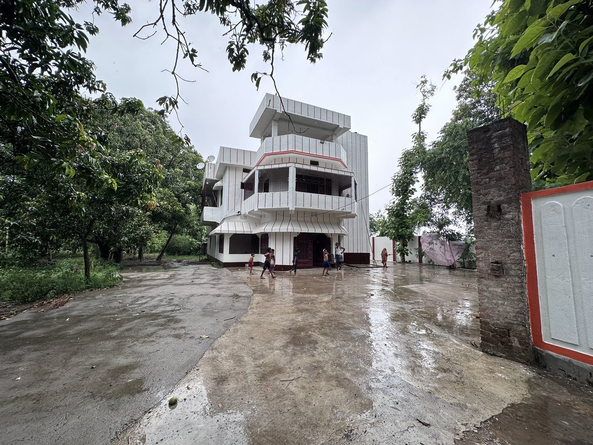 BittuMishra89's tweet image. Happy holidays..happy raining..
#rainlove #desipan #gaonkaghar