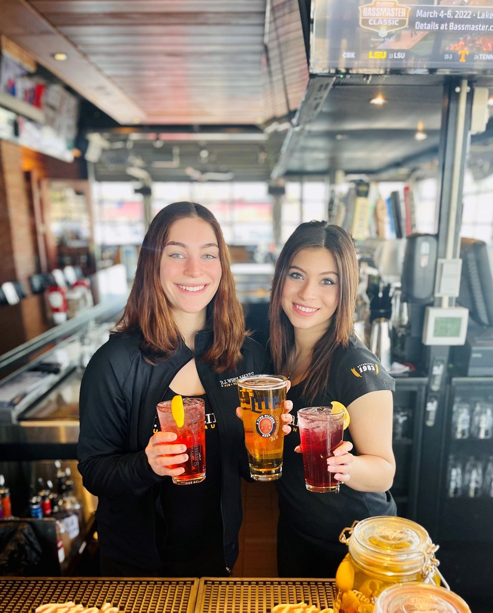 PJsPub's tweet image. "Out of office, having a blast at PJs Happy Hour 💼🌴" – now that's the kind of message you want to send!  Forget about work and join us for the ultimate pre-Independence Day celebration! 🎆