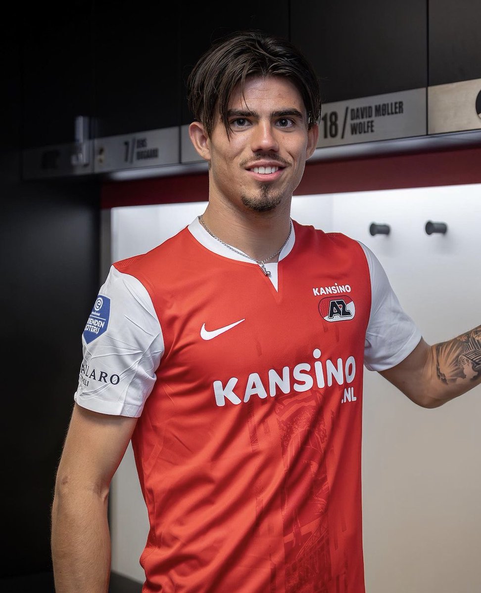 MondoCalcio_it's tweet photo. Denso Kasius, difensore olandese classe 2002, è ufficialmente un nuovo calciatore dell'AZ Alkmaar. Arriva dal Bologna a titolo definitivo per 3 mln. Ha firmato un contratto fino al 30 giugno 2027. #Calciomercato #Bologna #SerieA #Kasius #AZAlkmaar #Eredivisie https://t.co/fSWckWtupS