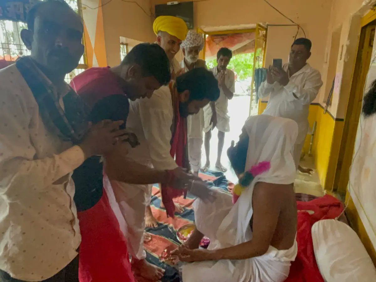 Yogendra_singhp's tweet photo. 📍निमड़ी आश्रम (गढ़बोर) गुरु पूर्णिमा के शुभ अवसर पर निमड़ी आश्रम विरासित बावजी के श्रीचरणों में नमन कर आशीर्वाद लिया।
.
.
.
.
.
.
.
.
#gurupurnima #guru #kadia #kumbhalgarh #kumbhalgarhpolitics #rajsamand #rajasthanpolitics #rajsamand #rajasthan #guruvar #rajasthan #neta #yuva https://t.co/0tgwi6iiPV