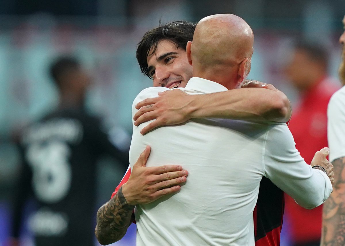 SerieA_AR's tweet photo. ما ضرَّ لو ودَّعتنِي.. ومنحتني فصلَ الخِتامْ 

اعتنوا بـولـدنـا جـيـدًا @PLinArabic 👋 

#الدوري_الإيطالي https://t.co/VWP8Vnjnsw