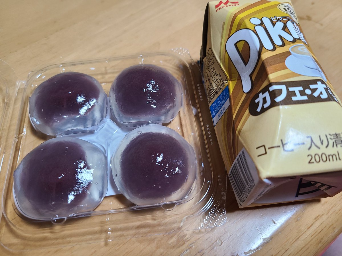 FpFjCozIoJMOIhM's tweet image. #あわしま堂 の #くず餅 と #Picnik の #カフェオレ でひと息_:(    _ ́ω`):_
#血液検査 の結果は案の定かんばしくないのに、ついつい甘い物の #誘惑 に負けました＿|￣|○ il||li
#ダイエット は永遠に明日から…。