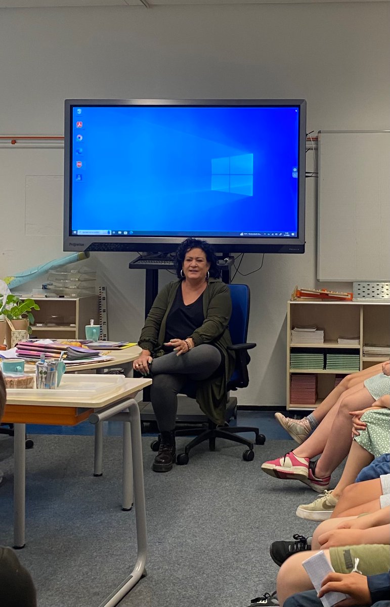 Een verrassing op school! 🤩 <a href="/lientje1967/">Caroline van der Plas</a> kwam op bezoek bij groep 8. Ze kwam vertellen over haar werk in de Tweede Kamer en de politiek in Nederland. De kinderen hadden vragen voorbereid en we hebben hele leuke gesprekken gevoerd over verschillende onderwerpen. Heel gaaf dus!