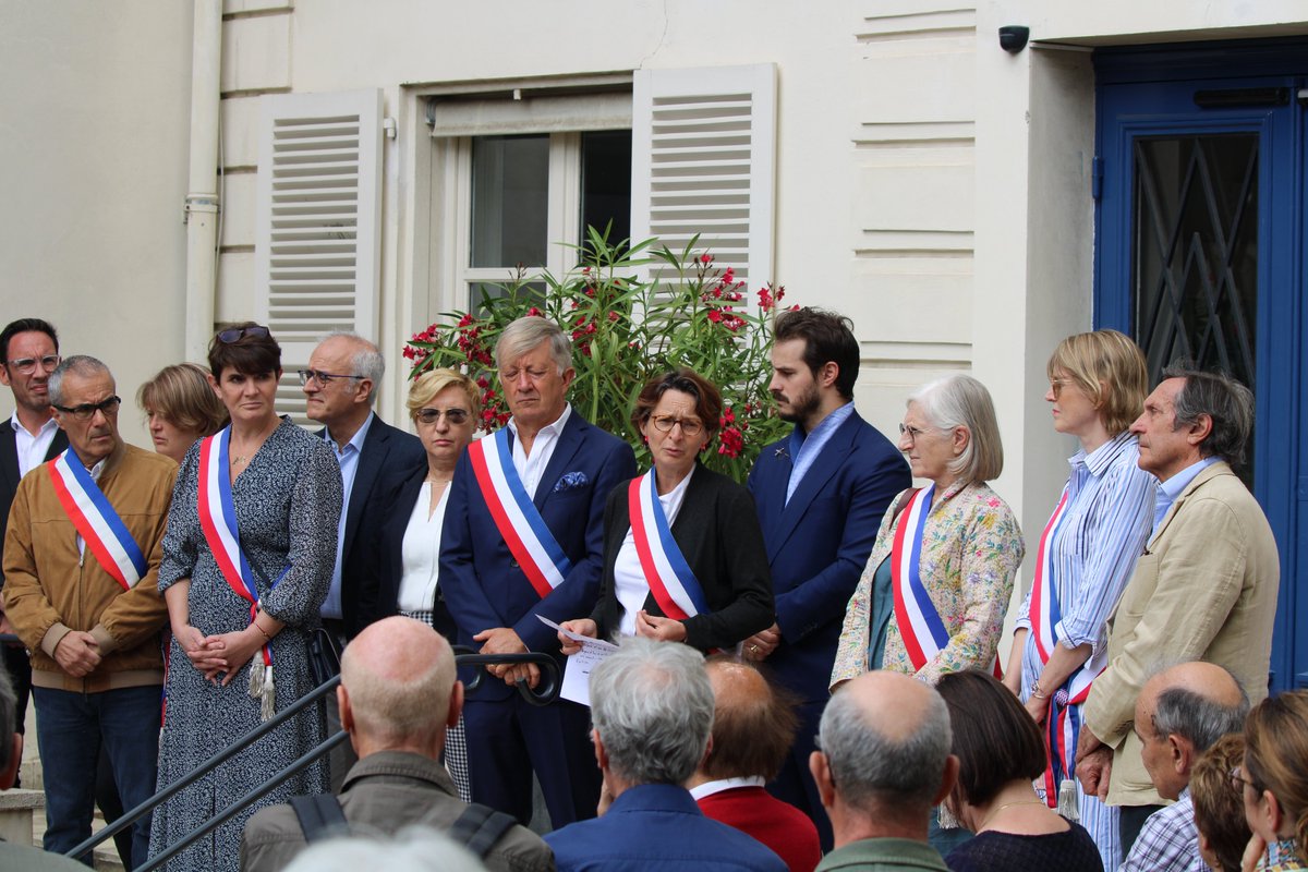VilledAvray92's tweet photo. 🏛️Rassemblement contre la violence 

🤝 À l'appel d' @AdeMarcillac , Maire de #villedavray , les Dagovéraniens se sont rassemblés devant la Mairie avec les élus et les agents de la Ville pour marquer leur refus de la violence et leur attachement à la paix civile. https://t.co/atC3zEFE8d