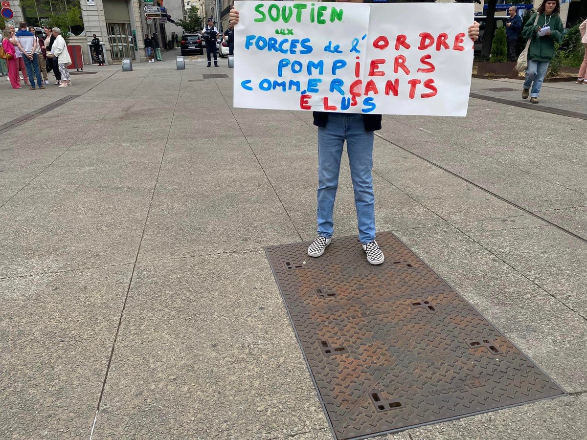 MajoriteSainte's tweet photo. Les élus de #SaintÉtienne, en présence du Maire @PerdriauGael et de Monsieur le Préfet, se sont rassemblés à l’appel de l’@l_amf pour la paix civile. Les sirènes ont retenti pour rappeler les valeurs républicaines. 🇫🇷 #PaixCivile #EngagementMunicipal #GaelPerdriau” https://t.co/7tefdvBdJJ