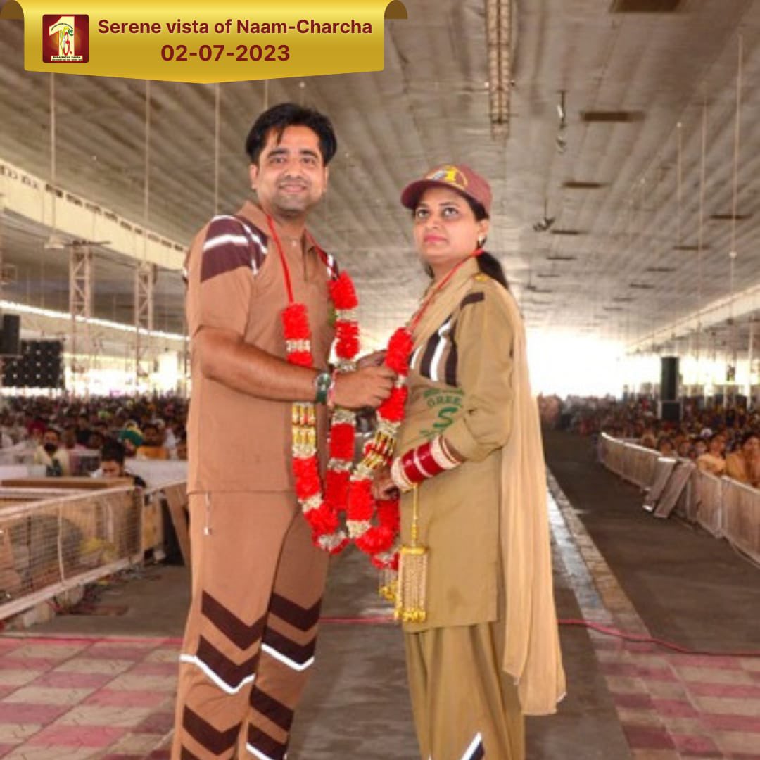 DSSNewsUpdates's tweet photo. The disciples immersed themselves in the divine aura of Naam Charcha, held at Dera Sacha Sauda, Shah Satnam Ji Dham in Sirsa, Haryana. Witness the glimpses of this sacred aura, where everyone expressed gratitude to Saint Dr. @GurmeetRamRahim Singh Ji Insan for being a part of this transformative journey. Additionally, a dowry-free marriage was solemnized with divine grace. #SpiritualSunday