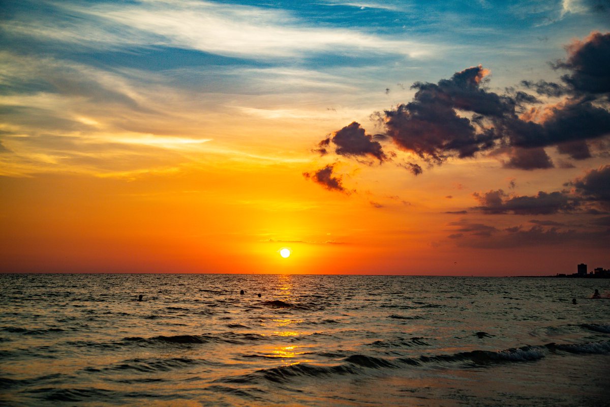 B2the7's tweet photo. Siesta Key Sunday sunset.
#naturephotography #photography #sunset #sunsetphotography #sunsetchallenge https://t.co/DLAC17b6pp