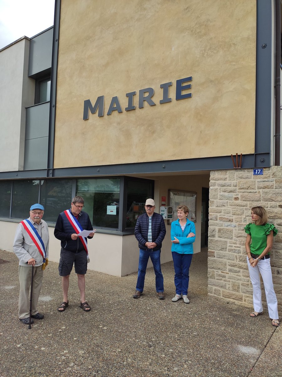 CaroleH35's tweet photo. Présente à midi à Saint-Domineuc pour le rassemblement républicain à l'appel de @l_amf https://t.co/pOgftAq7v9