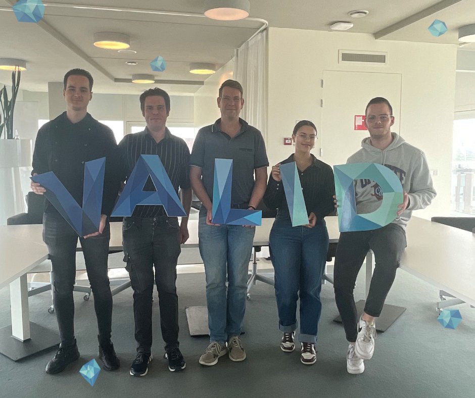 Een nieuwe stap in je carrière! 🎉 Het is de eerste van de maand, dus vandaag starten er weer een aantal nieuwe Valid-helden. Welkom Ajdin, Tim, Frank, Camelia en Tom.