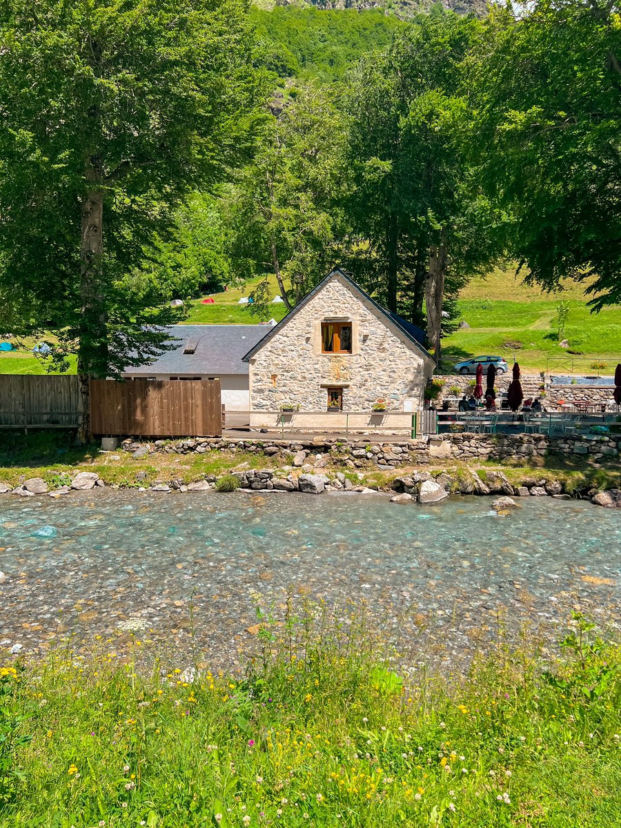 sucreroses_'s tweet photo. BUKAN DI SWISS! Ini adalah Pegunungan Pyrénées di Prancis Selatan. Pegunungan ini ada di perbatasan Prancis &amp; Spanyol. Enaknya lagi disini harga hotel &amp; restoran lebih murah daripada di Swiss. Tapi harus kuat jalan karena disini ke spot2 bagusnya tuh harus jalan &amp; hiking ✌️ https://t.co/GzOxtvuFpL