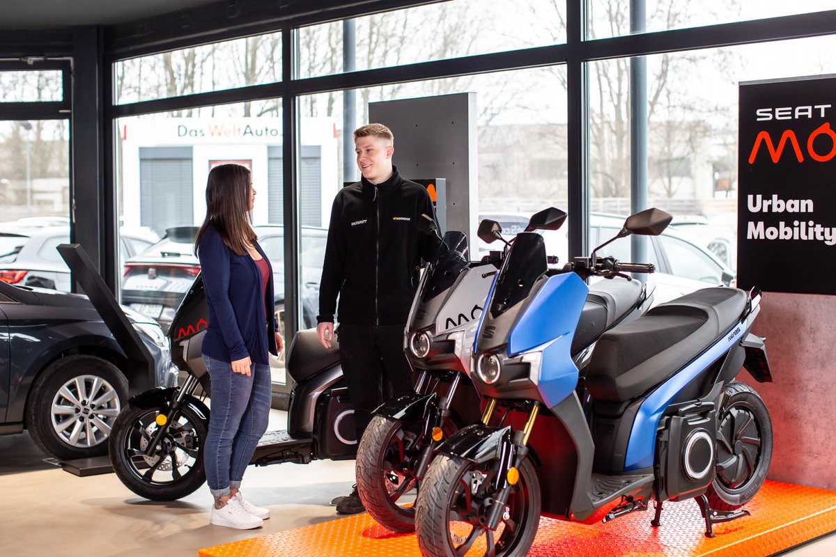 Hackerott_de's tweet photo. 🔋 Ihr wollt zeitgemäße, umweltfreundliche Mobilität erleben? Besucht uns in #Hannover und entdeckt die hochwertigen #eScooter 🔋 von #Seat Mó! 👉https://t.co/m7yIyCivg8  
#HACKEROTT https://t.co/pdVh5HT1d0