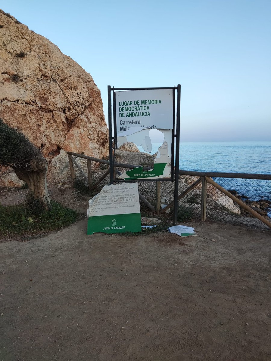 Hoy, unos ultraderechistas han destrozado la placa de homenaje a las víctimas de La Desbandá en Málaga. Fue una de la mayores masacres fascistas de Europa. Fueron asesinados 12.000 civiles que huían descalzos sin nada por la carretera.
