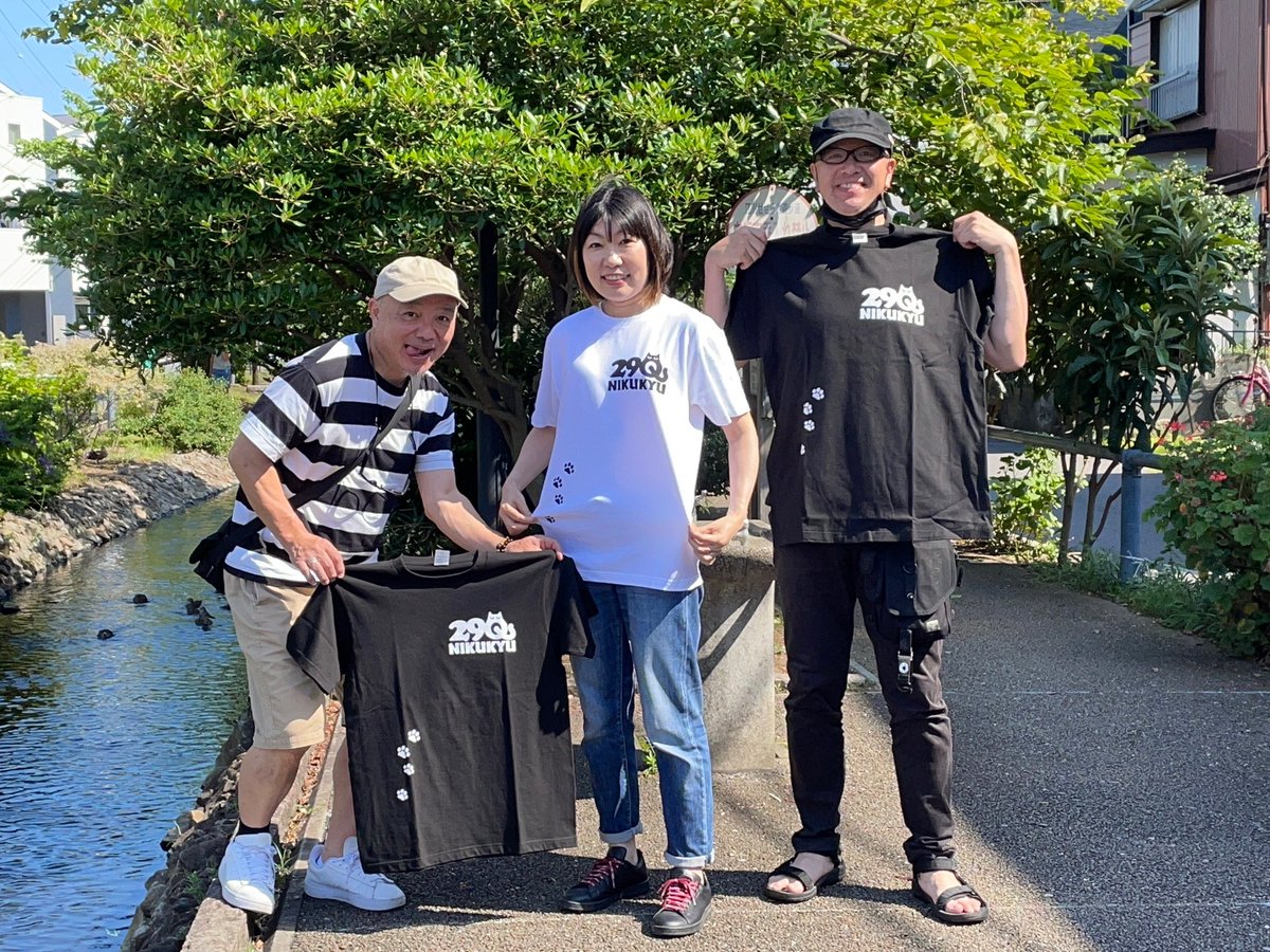 29Q_BAND's tweet photo. 【🔥グッズ紹介🔥】

①Tシャツ　2,000円
Newデザイン👕 白、黒 M、L、XL
161cmの女が白Mサイズ着てます😆

②キーホルダー　200円
バッグに付けるも良し、猫と遊ぶも良し🐾

③ステッカー
四角じゃなくて丸形です●
Twitterフォロー、YouTubeチャンネル登録してくれたら、無料で差し上げます‼️ https://t.co/ARRf2Lpja5