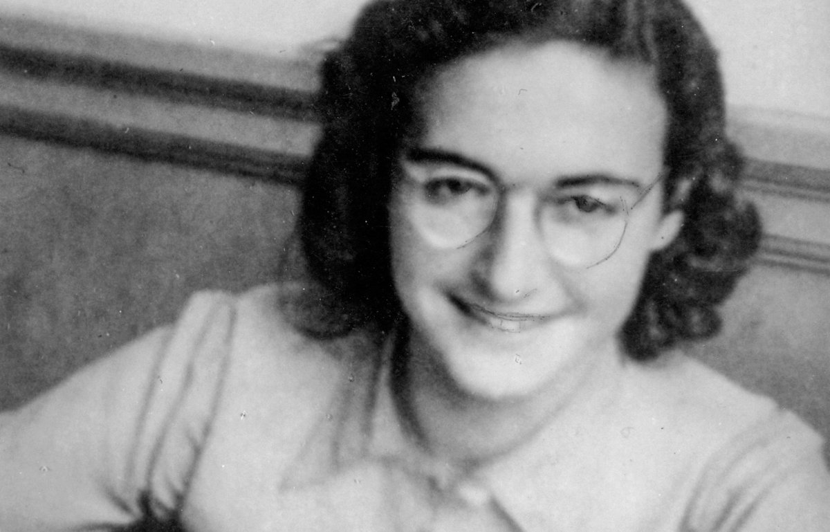 #OnThisDay 5 july, 1942, Margot Frank is called up, along with thousands of Jews in Amsterdam. She has to go to labour camp in Germany. Otto and Edith have no intention of allowing their daughter to be sent to Nazi Germany. The next morning, the Frank family goes into hiding.