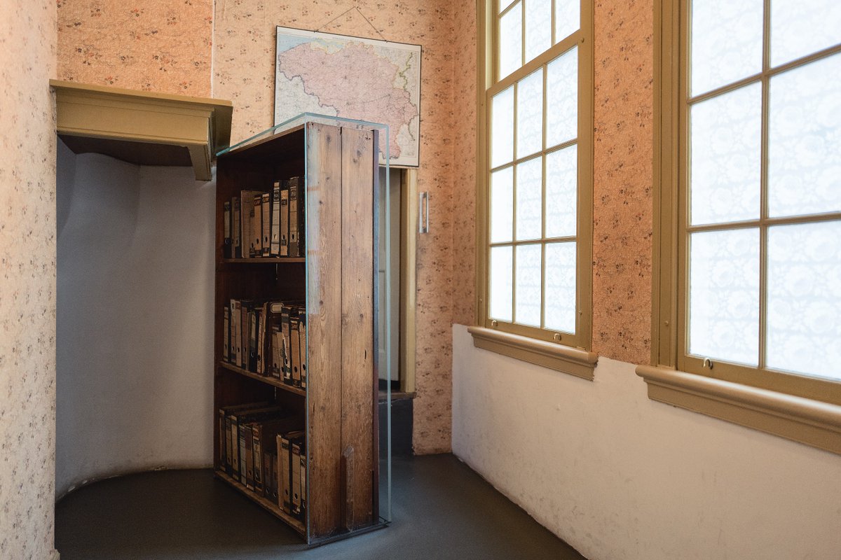 #OnThisDay 6 July, 1942, the Frank family goes into hiding. They are all wearing as many layers of clothing as possible and each of them carries a bag filled with the family's things. The movable bookcase hides the entrance to the Secret Annex.