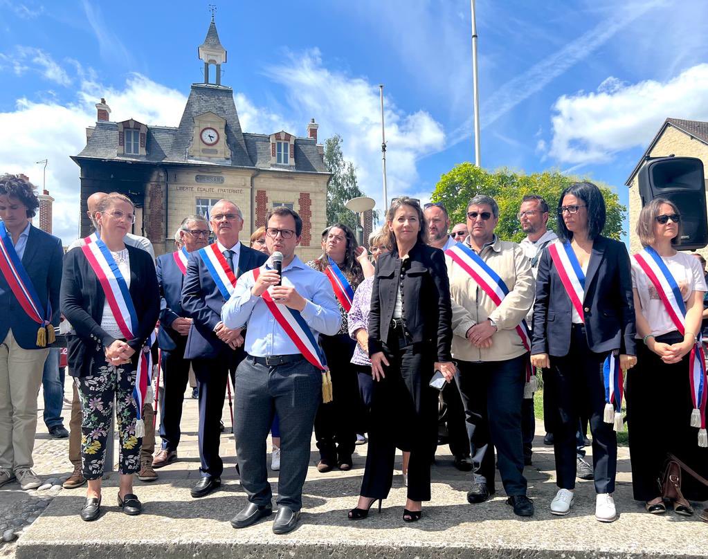Prefet95's tweet photo. 🇫🇷 #hommage | #prefet95 et les membres du corps préfectoral présents ce midi aux côtés des maires du département, en soutien aux élus locaux et mairies, cibles des émeutiers ces derniers jours, comme ici lors des rassemblements républicains de Cergy, Pontoise, Persan, Sarcelles, Argenteuil et Garges-lès-Gonesse.