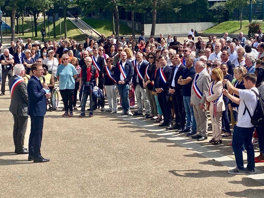 Prefet95's tweet photo. 🇫🇷 #hommage | #prefet95 et les membres du corps préfectoral présents ce midi aux côtés des maires du département, en soutien aux élus locaux et mairies, cibles des émeutiers ces derniers jours, comme ici lors des rassemblements républicains de Cergy, Pontoise, Persan, Sarcelles, Argenteuil et Garges-lès-Gonesse.