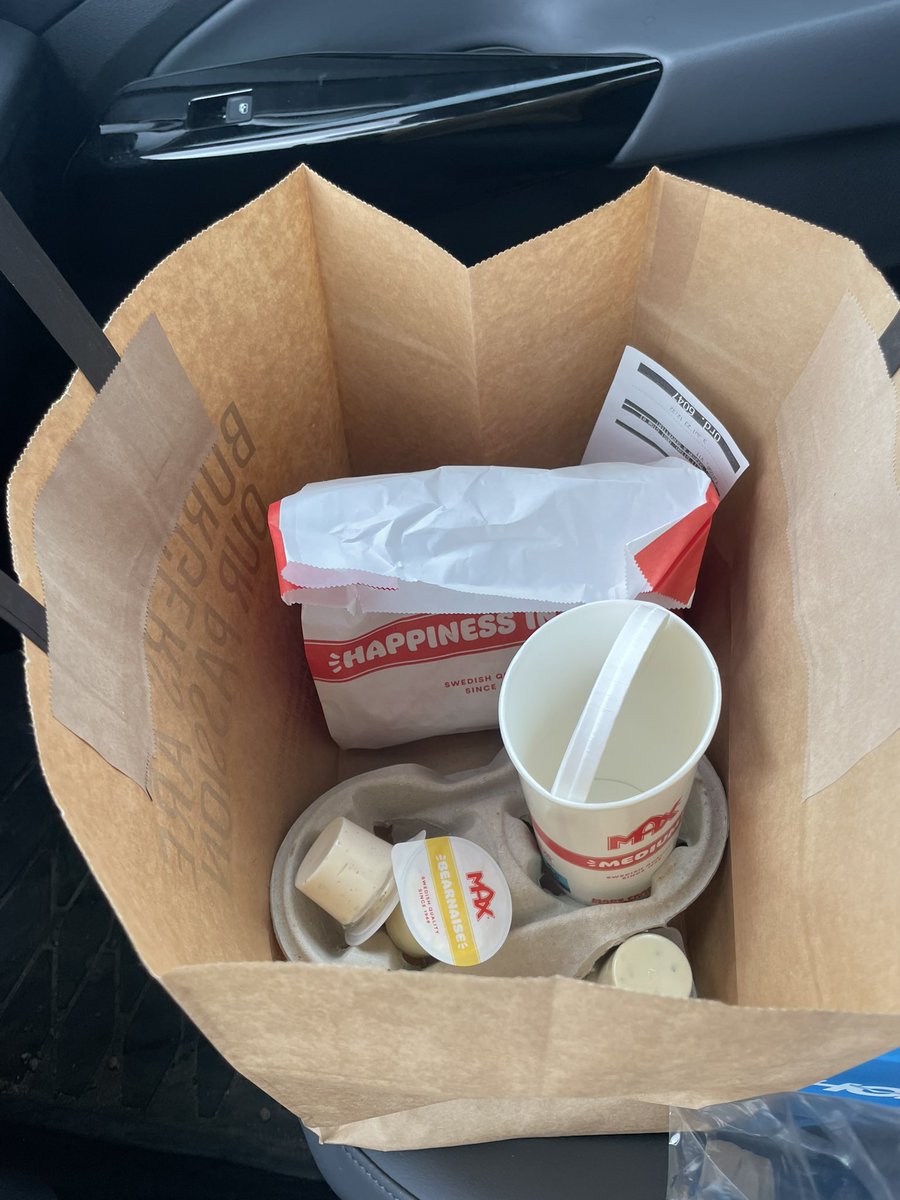 Sebbelasse's tweet photo. @maxburgers_se Är det tänkt att man ska behöva komma hem utan dricka när man väljer bilservering? Känns som hela funktionen försvinner om man skulle va tvungen att gå in och fylla på //törstig kund https://t.co/bpZ09YQTrk