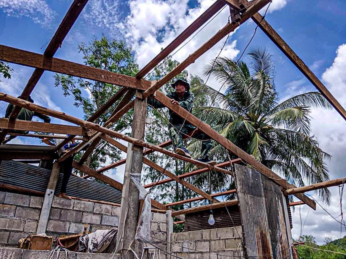 engineer_div's tweet photo. “ ปรับปรุงบ้านให้น้องคนเล็กของกองทัพบก เพราะเราคือครอบครัวเดียวกัน  “
ผบ.พล.ช.เป็นผู้แทน จก.กช. เยี่ยมการซ่อมปรับปรุงบ้านและมอบของอุปโภคและบริโภคให้กับครอบครัว พลฯ กฤชพล  จิลากาหงษ์ ทหารกองประจำการ ผลัดที่ 1/65 ที่เกิดเหตุฝนตกมีลมพายุทำให้บ้านพักเสียหาย https://t.co/WhpgU74JNt