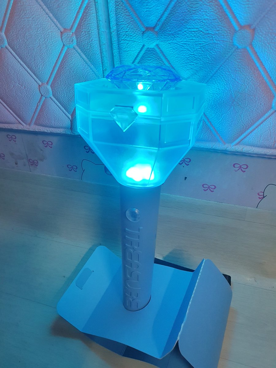 yoxidevin's tweet photo. This is my first lightstick and super kilig ako dahil graduation gift ko siya sa sarili ko. Finally hindi na ko makikihiram ng ls para lang mag picture @04FINDS satisfied customer here, thank you!! https://t.co/2JWEvl9xv5