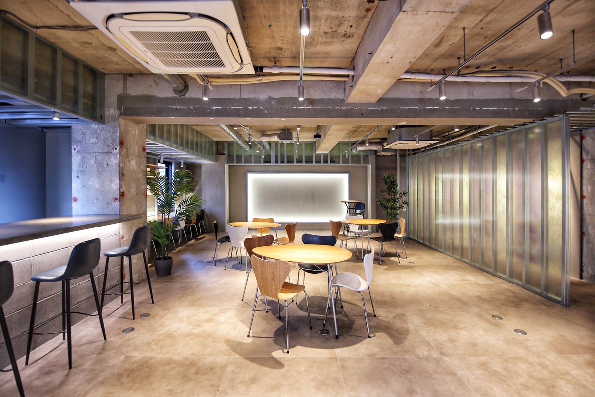 【IA Studioが完成しました】
6月初め、Identity Academyのstudioが遂に完成しました！
理事の各務による渾身のデザインとなっています！
6期生の講義やアルムナイのプロジェクトで主に使用しています。
アルムナイで気軽に集まる場にもなっていて、活気あるスタジオとなっています。