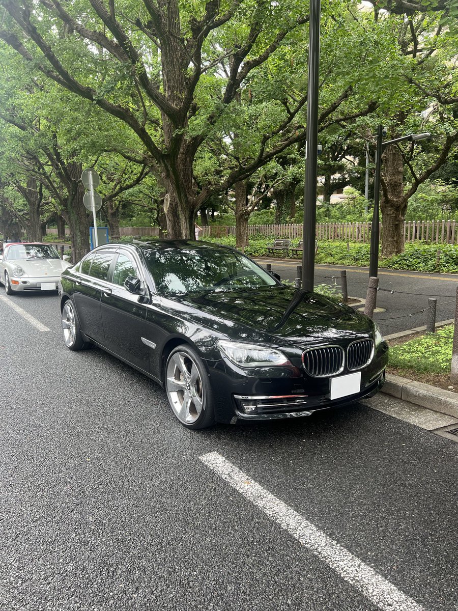 ave488's tweet photo. BMW 750i LCI納車されました！
G7で首脳が似たようなの乗ってたのでノリで買いました🥺
純正に見えない純正OPホイールがお気に入りです🥰 https://t.co/MxpAep0yXX