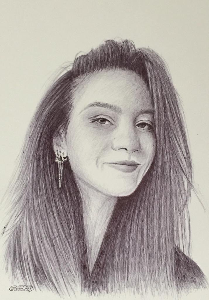 Tükenmez Kalem Portre Çalışmam 🥰
“Zeliha” 
35x25 cm 300 gr/m2 Kağıt 
Beğenmeniz Ümidiyle 🥰🥰🥰
25x35 cm 300 gr/m2 Kağıt
Eserle İlgilenirseniz Mesaj Atabilirsiniz.

#portrait #port #portre #desing #watercolor #art #arte #artist #artistsoninstagram #çizim #sketching #sipariş