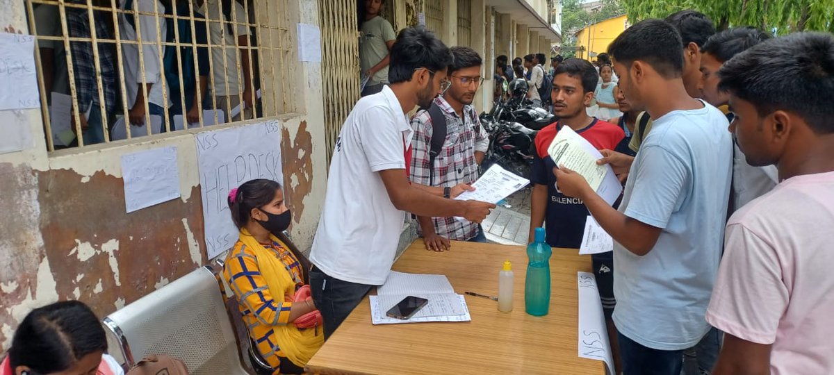 TheShahzadaAzad's tweet image. कॉलेज में हो रहे एडमिशन के दौरान #NSS टीम लीडर के तौर पर #Help_Desk का आयोजन किया।
#NSS 🇮🇳❤️
@_NSSIndia