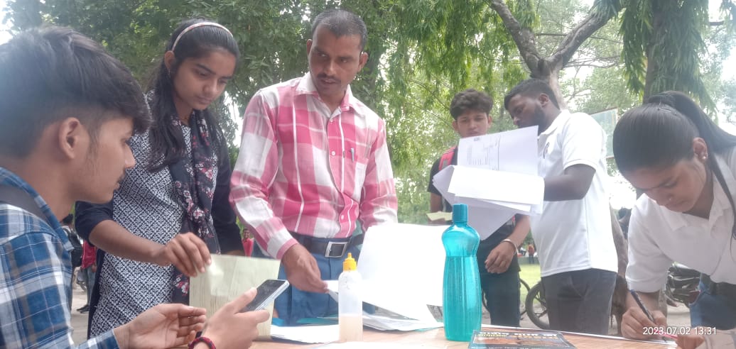 TheShahzadaAzad's tweet image. कॉलेज में हो रहे एडमिशन के दौरान #NSS टीम लीडर के तौर पर #Help_Desk का आयोजन किया।
#NSS 🇮🇳❤️
@_NSSIndia