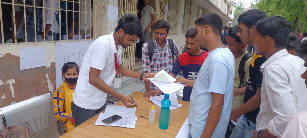 TheShahzadaAzad's tweet image. कॉलेज में हो रहे एडमिशन के दौरान #NSS टीम लीडर के तौर पर #Help_Desk का आयोजन किया।
#NSS 🇮🇳❤️
@_NSSIndia