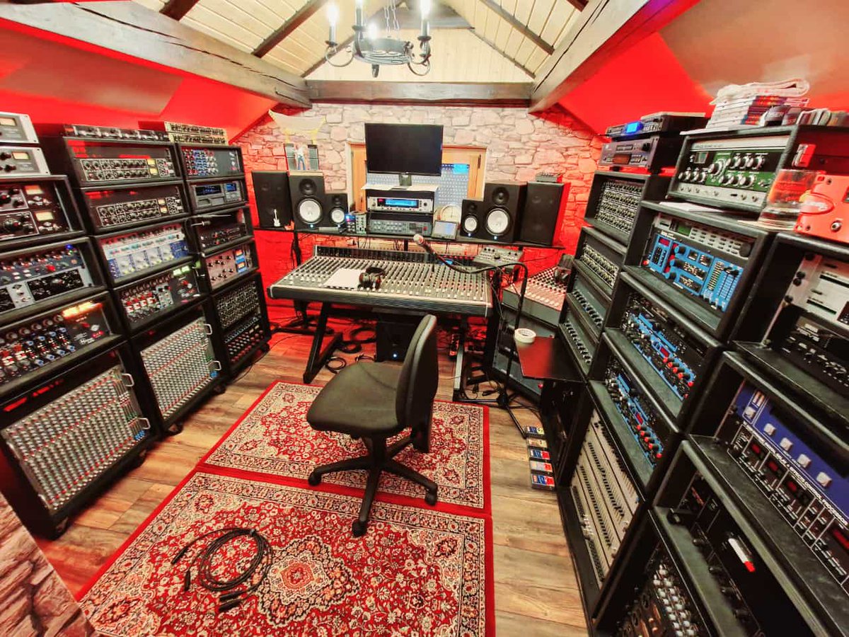 need2destroy's tweet photo. Wir sind im Studio, es hat begonnen!
We’re in the studio, it has begun! 
Estamos en el estudio, ¡ha comenzado! https://t.co/MKNB1IXfrD