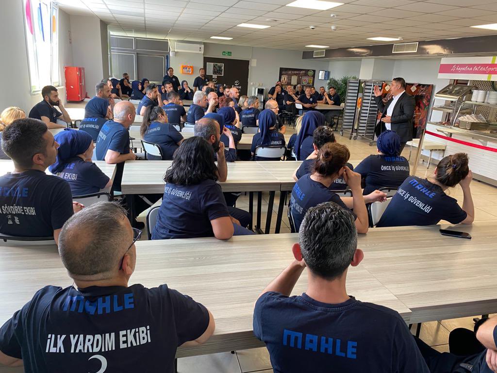 Serkan_Gul52's tweet photo. MAHLE işyeri Toplu İş Sözleşmesi toplantısı sonrası 08:00-16:00 vardiyasında çalışan üyelerimiz ile bir araya gelerek bilgilendirme yaptık https://t.co/uioyENBTiJ