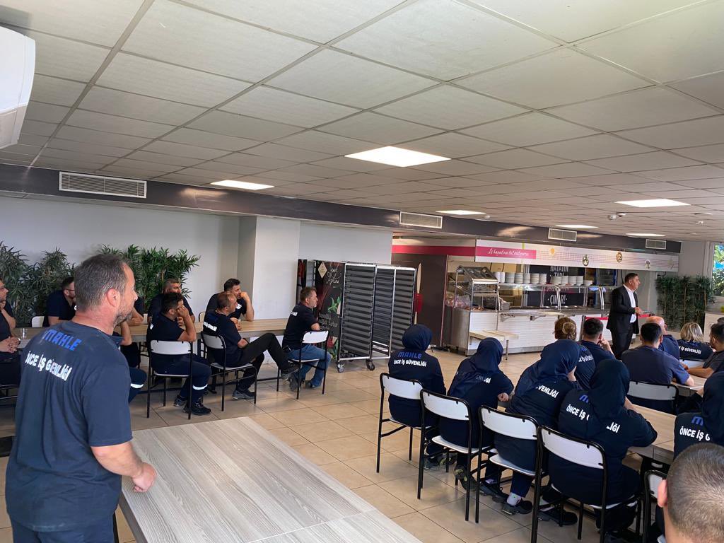 Serkan_Gul52's tweet photo. MAHLE işyeri Toplu İş Sözleşmesi toplantısı sonrası 08:00-16:00 vardiyasında çalışan üyelerimiz ile bir araya gelerek bilgilendirme yaptık https://t.co/uioyENBTiJ