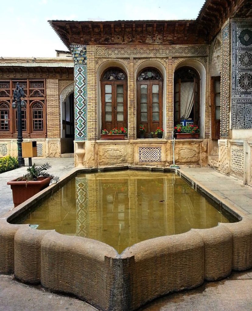 saraghanavati1's tweet photo. در ستایش خانه‌ی ایرانی
خانه زینت‌الملوک #شیراز https://t.co/enVZ5eTjOy
