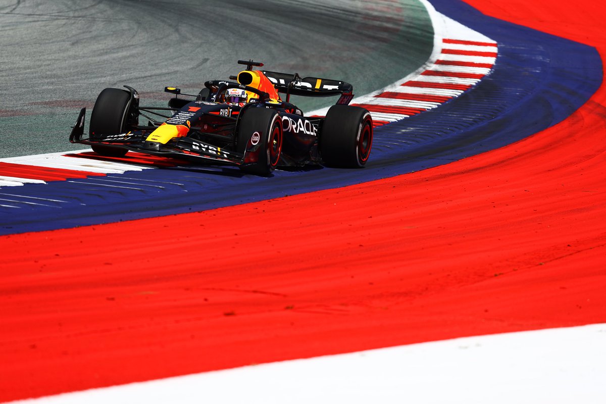 GranPremio01's tweet photo. VERSTAPPEN Y RED BULL APLASTARON EN AUSTRIA El bicampeón mundial aplastó en la casa de su escudería, el Red Bull Ring, donde Checo Pérez completó el 1-3 para la casa austriaca. Charles Leclerc fue segundo con la Ferrari. Foto:
@redbullracing 
https://t.co/0epviCVZCh https://t.co/pVN9iqVUGP