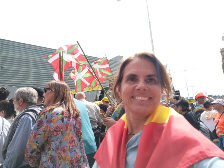 bizkaiavizcaya's tweet photo. @naziogintza All those flags are Spanish flags, but if you mean a national Spanish flag, yes, several, despite Basques' fascism and violence. https://t.co/12A3NnLfNv