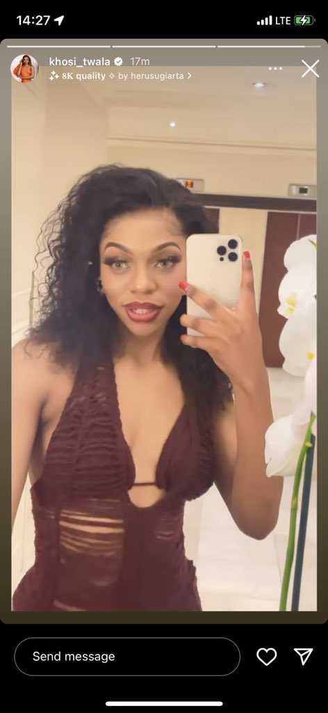 SilviaKaminda2's tweet photo. Here is something beautiful on the internet today 😋😋
Mother is hot hot 🥵 

Sms Twala to 36445 SA khosireigns don’t disappoint us 😭😭vote harder…….

KHOSIREIGNS X KHOSI TWALA 
PROJECT 26 CONTRIBUTIONS 
#KhosiTwala https://t.co/N18t7ioXJC