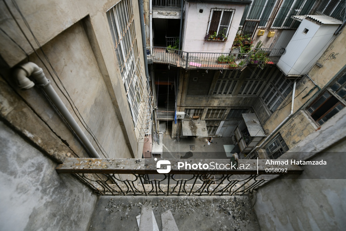 PhotoStockaz's tweet photo. "Nizami" metrostansiyasının yaxınlığında yarıdağılmış vəziyyətdə olan balkon piyadalar üçün təhlükə saçır 😳
📷 Ətraflı: https://t.co/pTqWtahT2U
#bina #cəfərcabbarlıküçəsi #təhlükə #balkon #piyada #təhlükəlibina #eyvan #dağıntı #nizamimetrosu #metro #ərazi #qəzalıbina https://t.co/6gb6iD6lrI