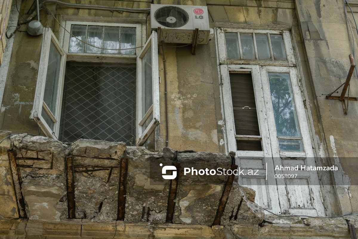 PhotoStockaz's tweet photo. "Nizami" metrostansiyasının yaxınlığında yarıdağılmış vəziyyətdə olan balkon piyadalar üçün təhlükə saçır 😳
📷 Ətraflı: https://t.co/pTqWtahT2U
#bina #cəfərcabbarlıküçəsi #təhlükə #balkon #piyada #təhlükəlibina #eyvan #dağıntı #nizamimetrosu #metro #ərazi #qəzalıbina https://t.co/6gb6iD6lrI