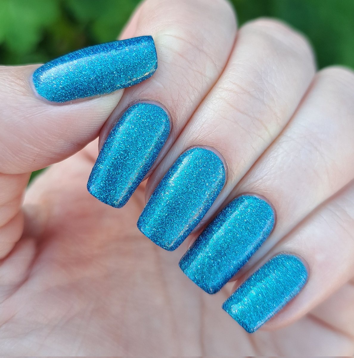 givemesparkles's tweet photo. This week's polish: 'Lounging Around' from @kbshimmer is an electric aqua blue glitter polish that shows off shimmers of blue-purple-green and is jam-packed with reflective/flash reactive glitters that sparkle in the light. 💙💚✨️💅 #kbshimmer #indienailpolish #givemesparkles https://t.co/zKGeYfxld1