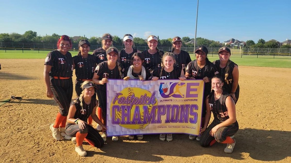 Sam_maddox2025's tweet photo. So proud of my team this weekend! We played 4 back to back games Sunday to equal a total of 7 wins. Love you guys 🧡 https://t.co/SjX0ImsfMX