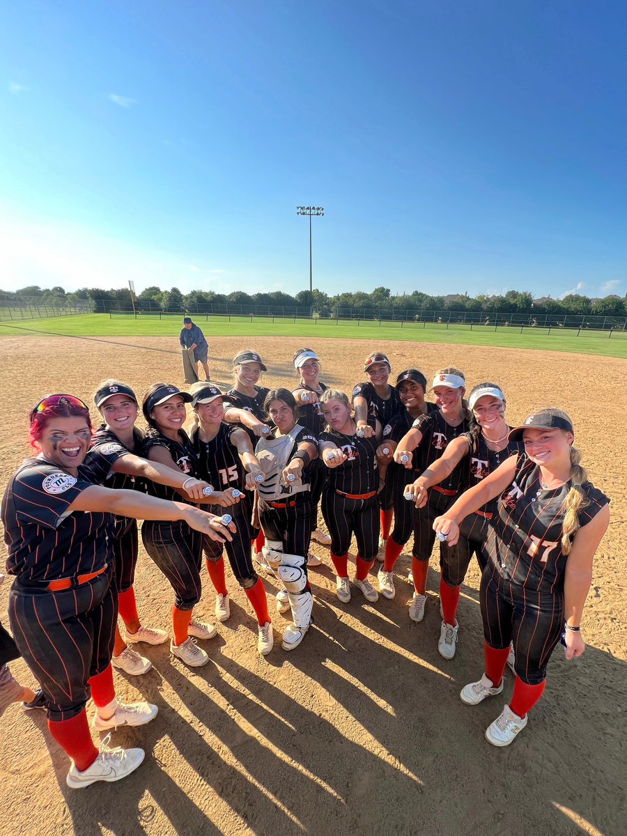 Sam_maddox2025's tweet photo. So proud of my team this weekend! We played 4 back to back games Sunday to equal a total of 7 wins. Love you guys 🧡 https://t.co/SjX0ImsfMX