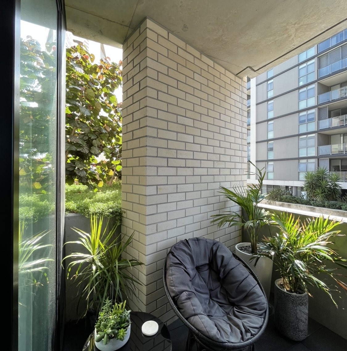 PhilipThalis's tweet photo. To streets &amp; within, excellent scale, articulation &amp; controlled palette of materials.
In an ingenious arrangement, common circulation in double height, screened &amp; landscaped balconies, augmented by large communal roof terrace.
High amenity.
Architects #chrofi &amp; #deRome https://t.co/ujfPAgCjM4