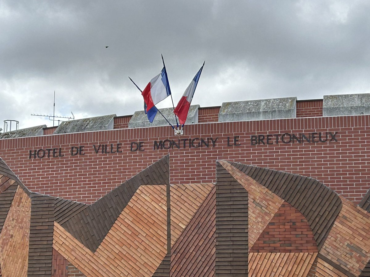 🇫🇷Soutien aux collègues Maires en ces moments éprouvants qui, avec leurs équipes et leurs services municipaux, font face à un déferlement de violences inédit.
Comme l’a martelé le Maire de <a href="/VilleMontigny78/">Ville de Montigny-le-Bretonneux</a> @MerckaertL devant un public nombreux «Touche pas à ma ville!»
<a href="/l_amf/">AMF | Association des maires de France</a> <a href="/sqy/">Saint-Quentin-en-Yvelines 🚀</a>