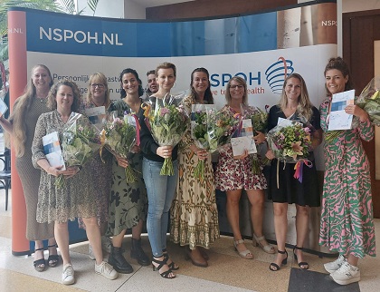 NSPOH's tweet photo. 67 professionals studeerden op 28 juni af bij de NSPOH. In het bijzijn van familie, vrienden en praktijkopleiders werden in @htfigi  in #Zeist diplomas uitgereikt. Spreker over #biomimicry was Jeanette Morren. Lees het verslag van de feestelijke middag via https://t.co/bfkQrB63wB https://t.co/PIZ9kImyoz