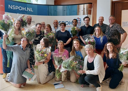 NSPOH's tweet photo. 67 professionals studeerden op 28 juni af bij de NSPOH. In het bijzijn van familie, vrienden en praktijkopleiders werden in @htfigi  in #Zeist diplomas uitgereikt. Spreker over #biomimicry was Jeanette Morren. Lees het verslag van de feestelijke middag via https://t.co/bfkQrB63wB https://t.co/PIZ9kImyoz